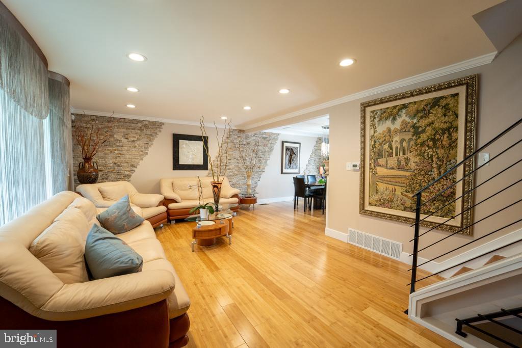 9706 Chapel Road Philadelphia, PA 19115 - Photo 3 of 31