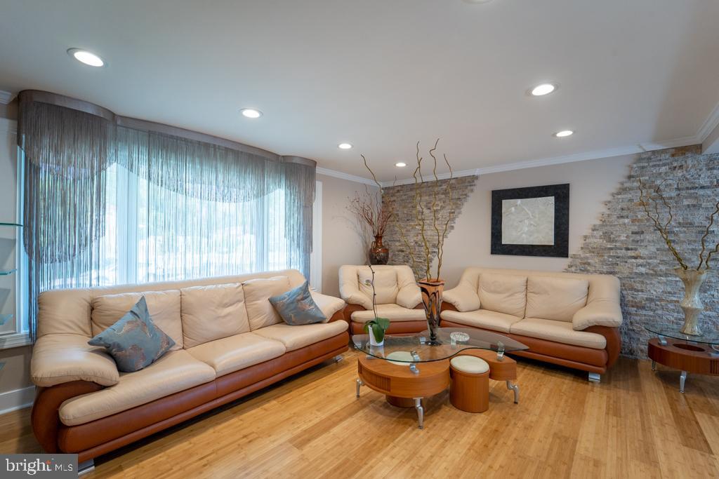 9706 Chapel Road Philadelphia, PA 19115 - Photo 4 of 31