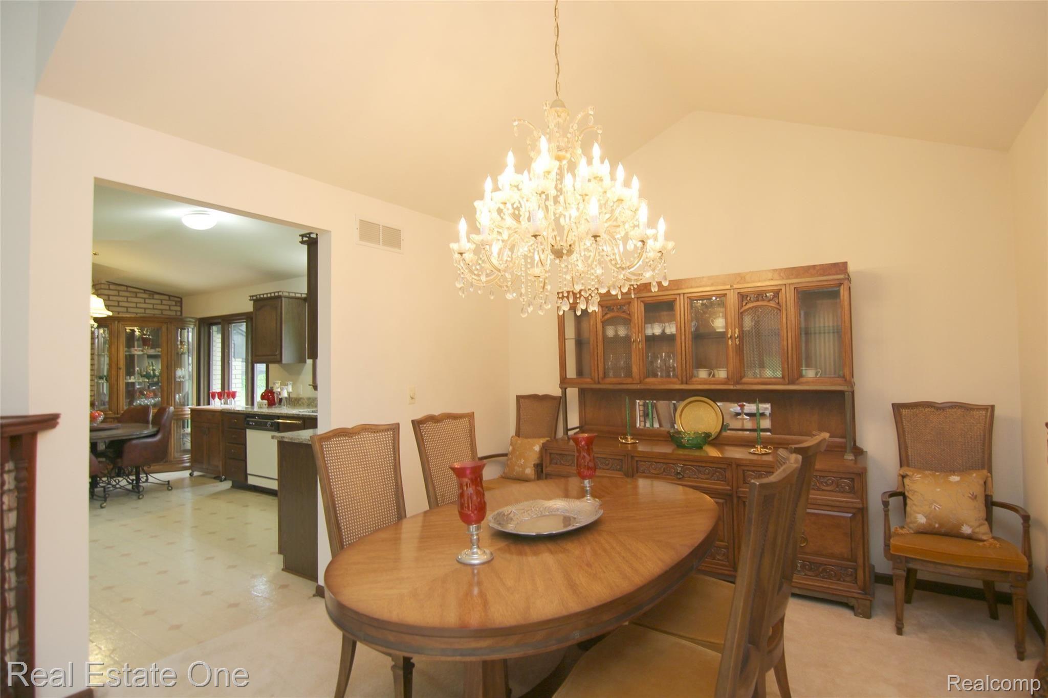 925 East Buno Road Milford, MI 48381 - Photo 25 of 31 jBeagan Ct Dining Room.jpg