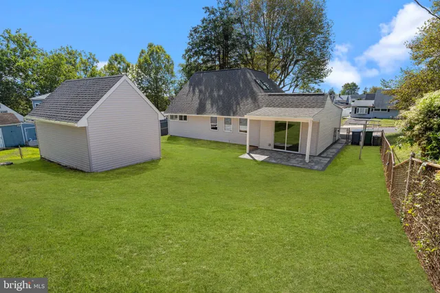 a view of a back yard