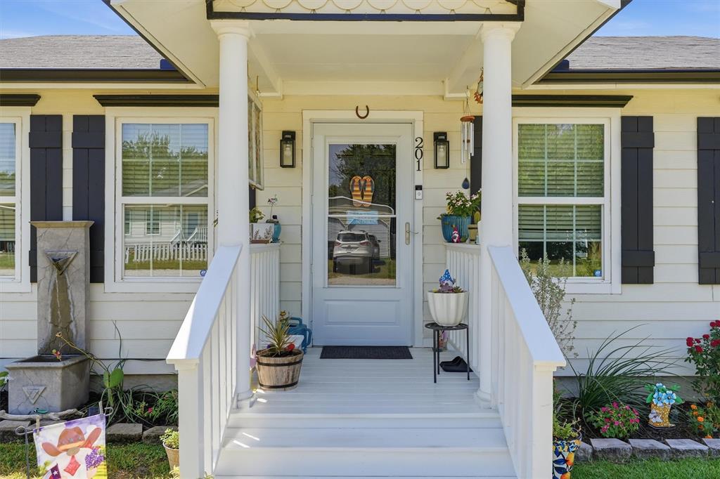 201 Spring Valley Azle, TX 76020 - Photo 6 of 37 Gallery Image 6
