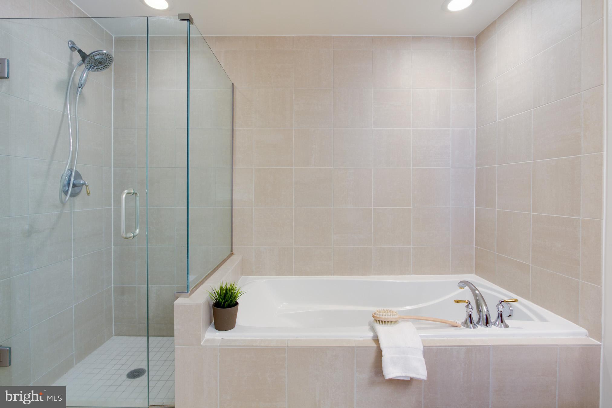 11990 Market Street, Unit 917 Reston, VA 20190 - Photo 22 of 39 Bath (Master)