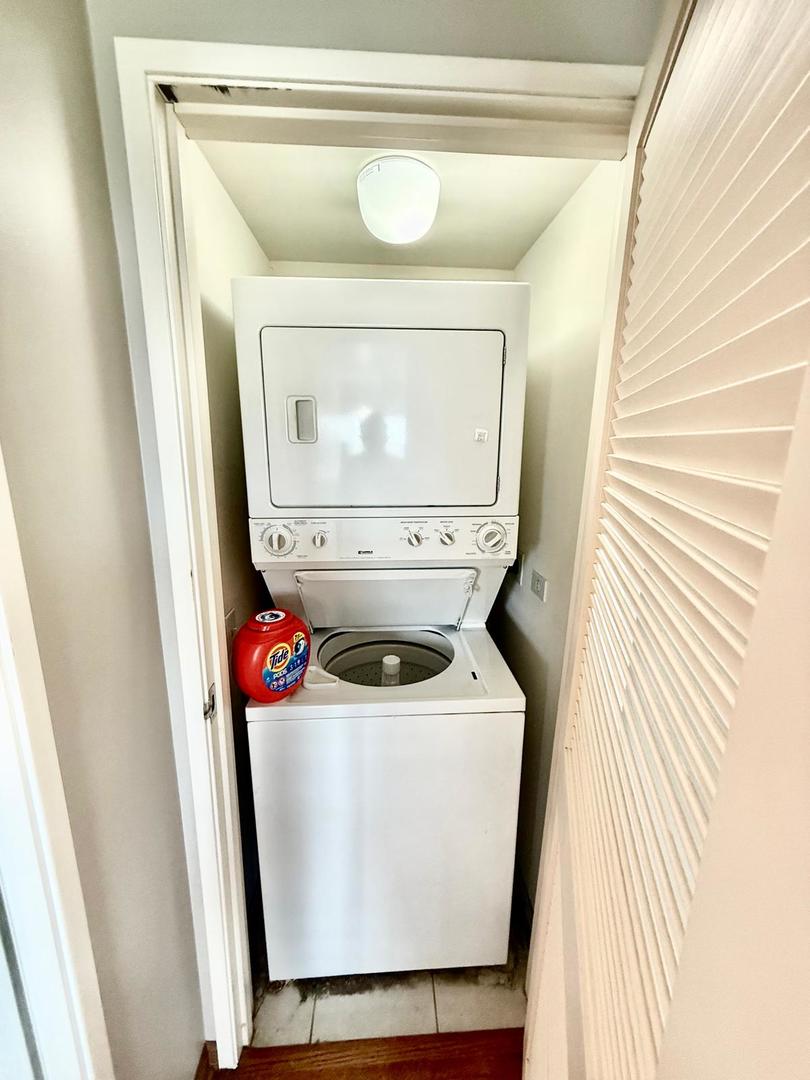 1720 Maple Avenue, Unit 780 Evanston, IL 60201 - Photo 16 of 57 a utility room with dryer and washer