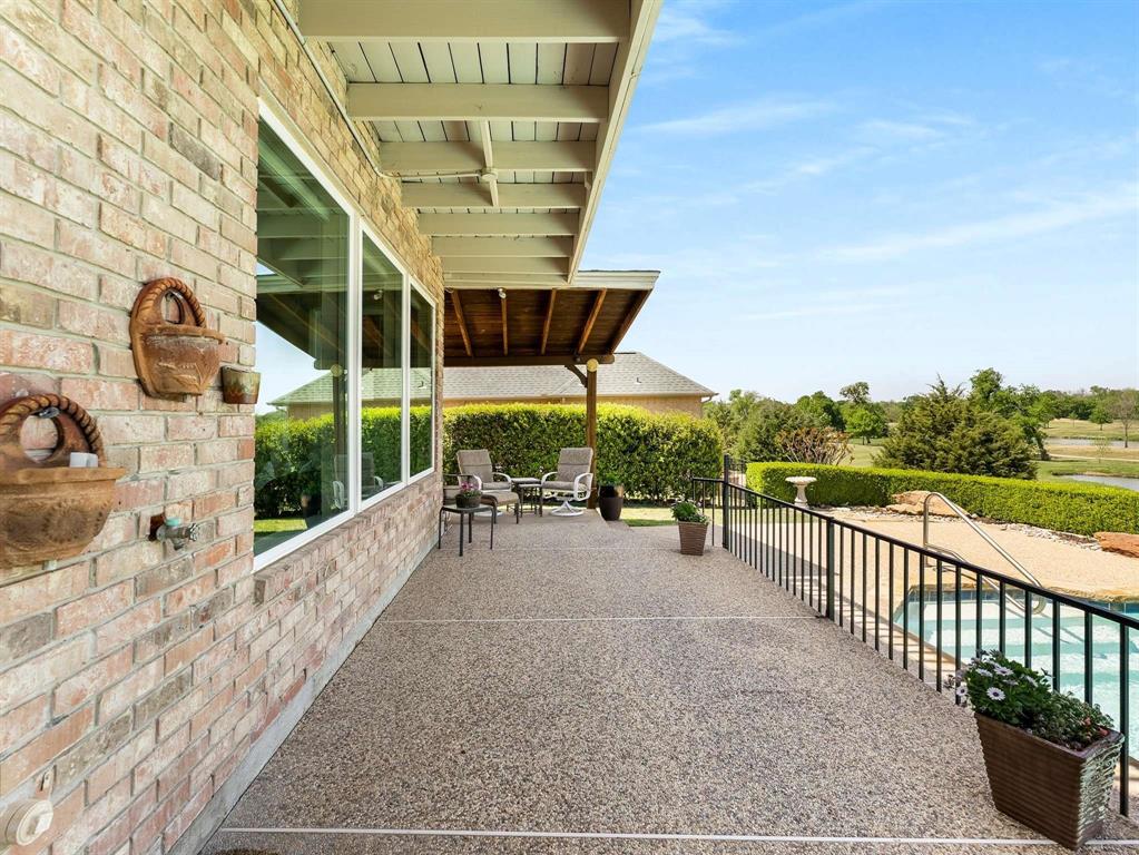 7436 Stoney Point Drive Plano, TX 75025 - Photo 8 of 40 a view of a porch with furniture and garden