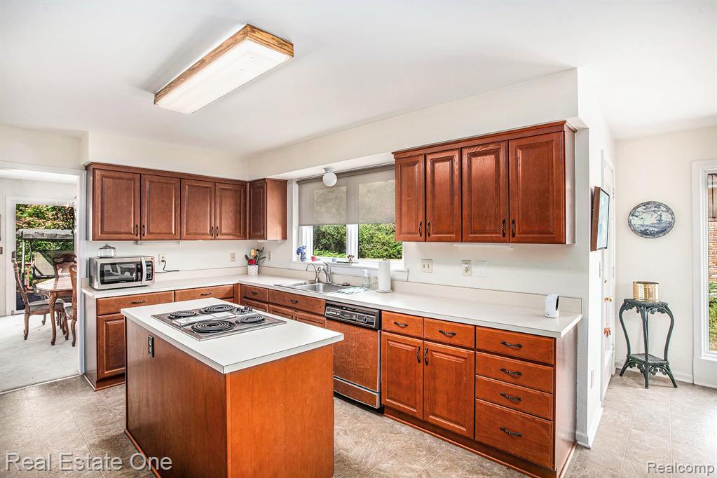 36508 Valley Ridge Drive Farmington Hills, MI 48331 - Photo 14 of 29