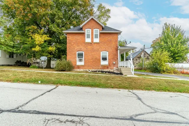$234,900 | 804 North Harrison Street, Syracuse, IN 46567