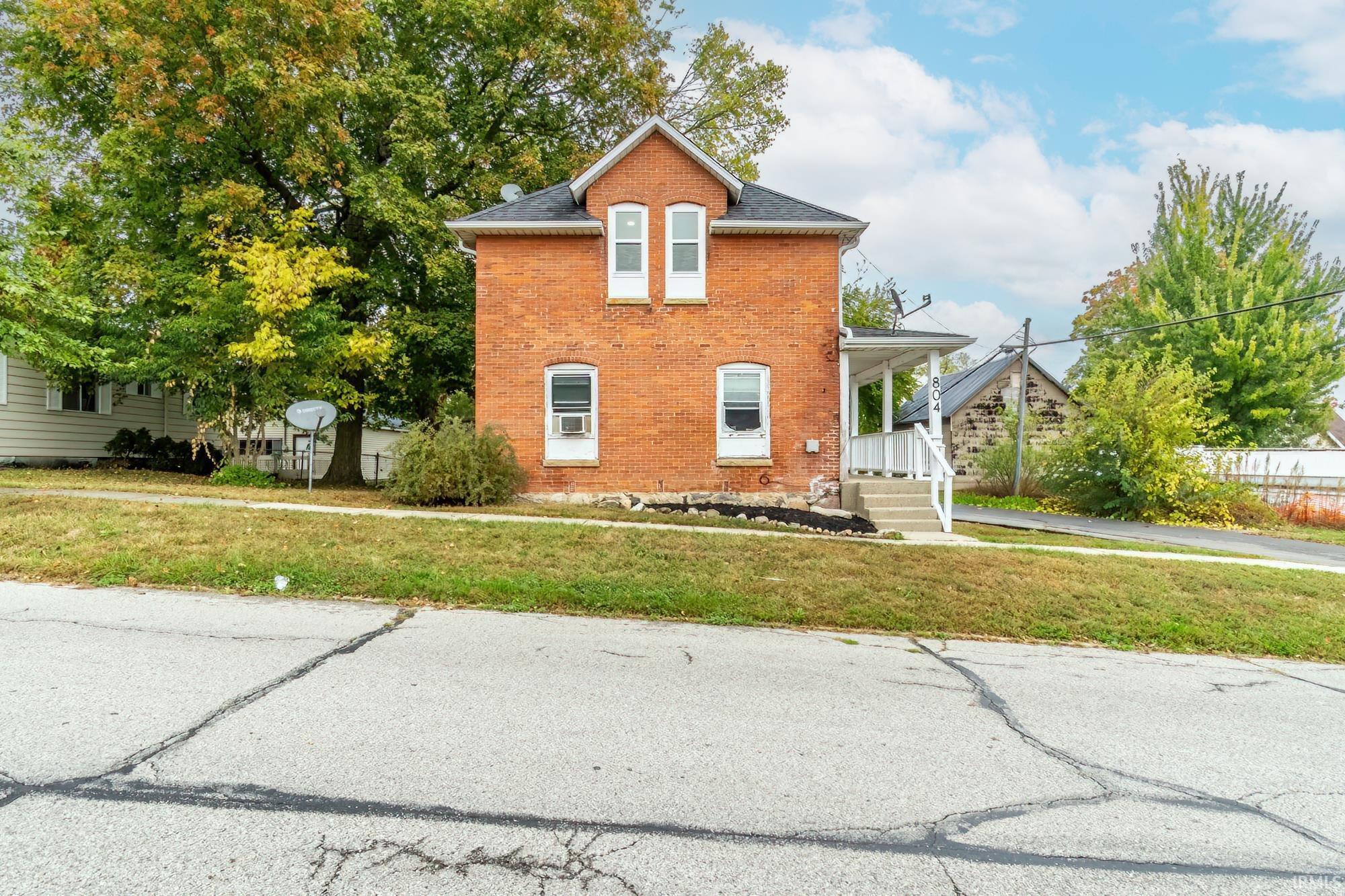 804 North Harrison Street Syracuse, IN 46567 - Photo 2 of 35