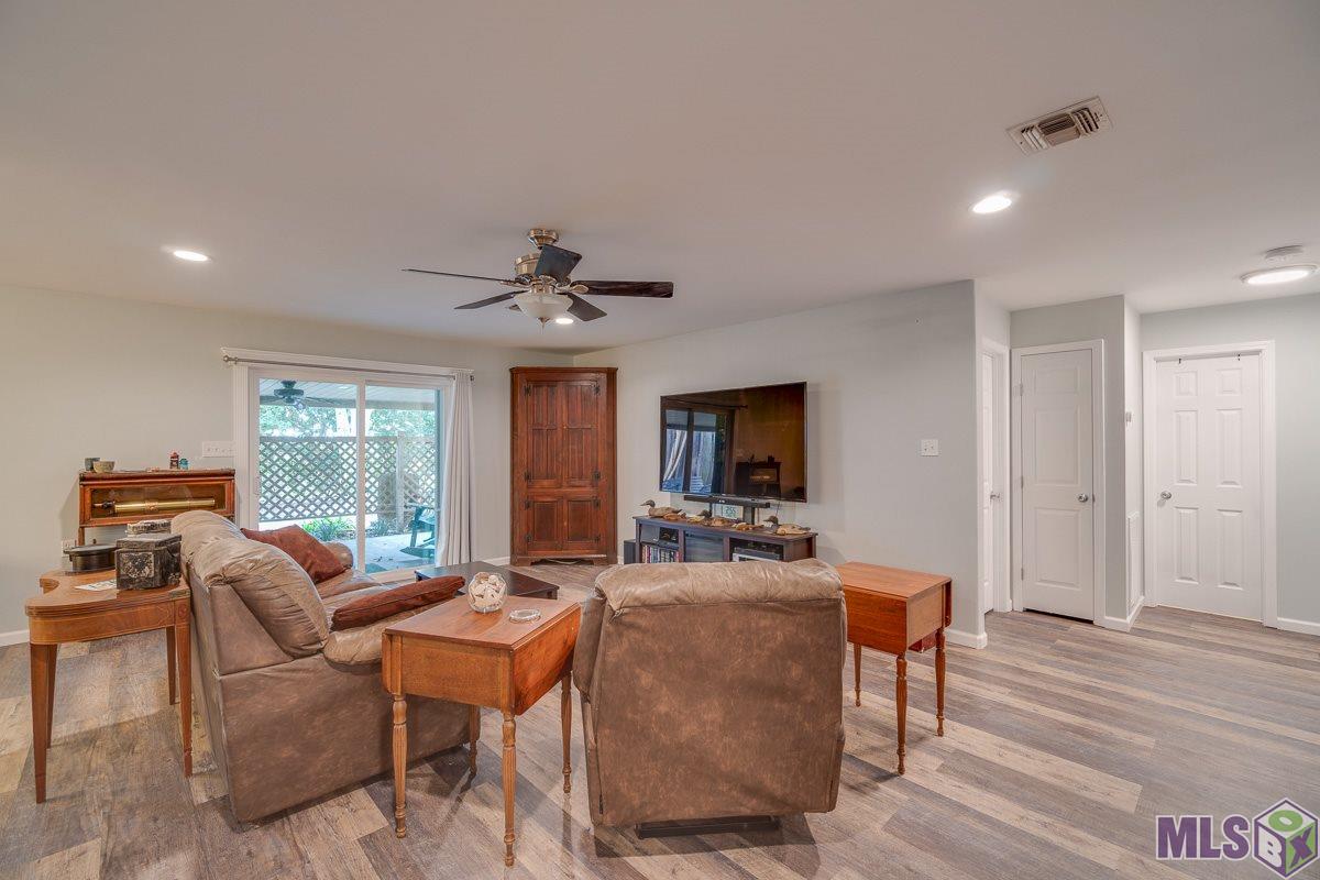 315 St Anthony Street Raceland, LA 70394 - Photo 4 of 19 Living Room