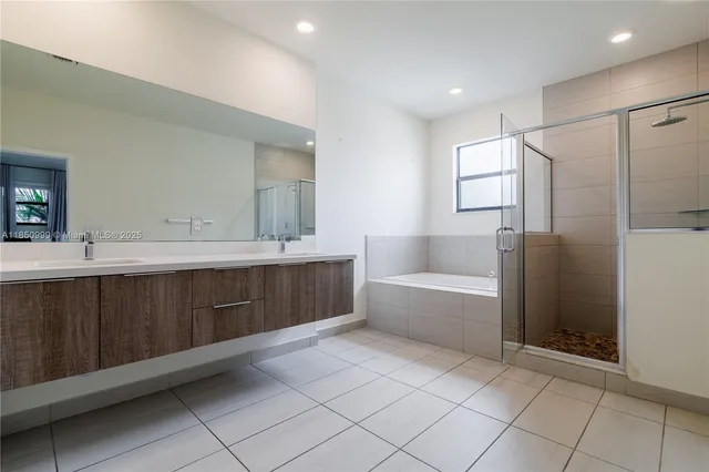 $4,650 | 10590 Northwest 78th Terrace, Unit 10590, Doral, FL 33178