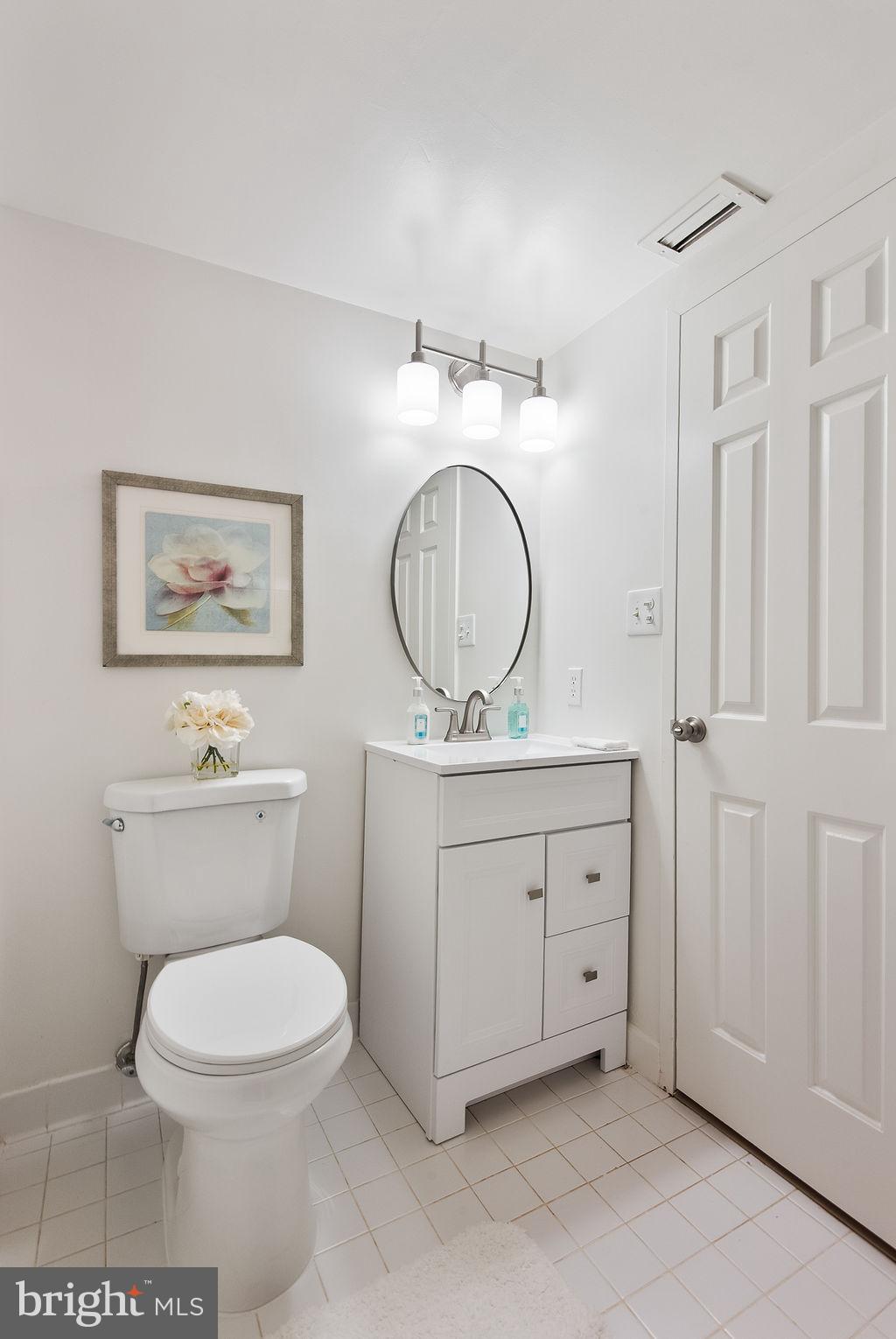 11600 Stoneview Square, Unit 60/2B Reston, VA 20191 - Photo 10 of 27 a bathroom with a toilet a sink and a mirror