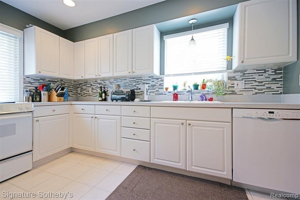 17240 Beverly Road Franklin, MI 48025 - Photo 5 of 23 Kitchen.JPG