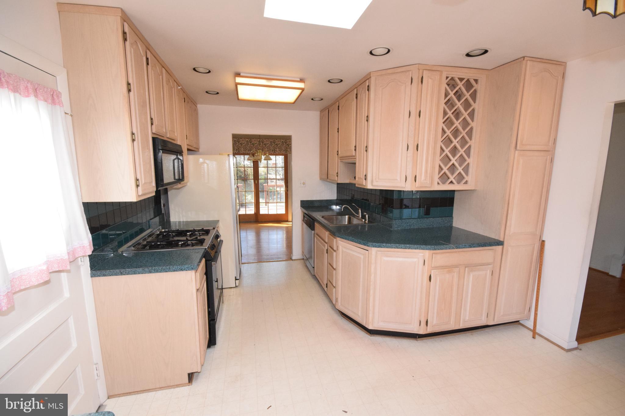 7004 Redmiles Road Laurel, MD 20707 - Photo 8 of 35 Remodeled kitchen w/bay window, gas cooking