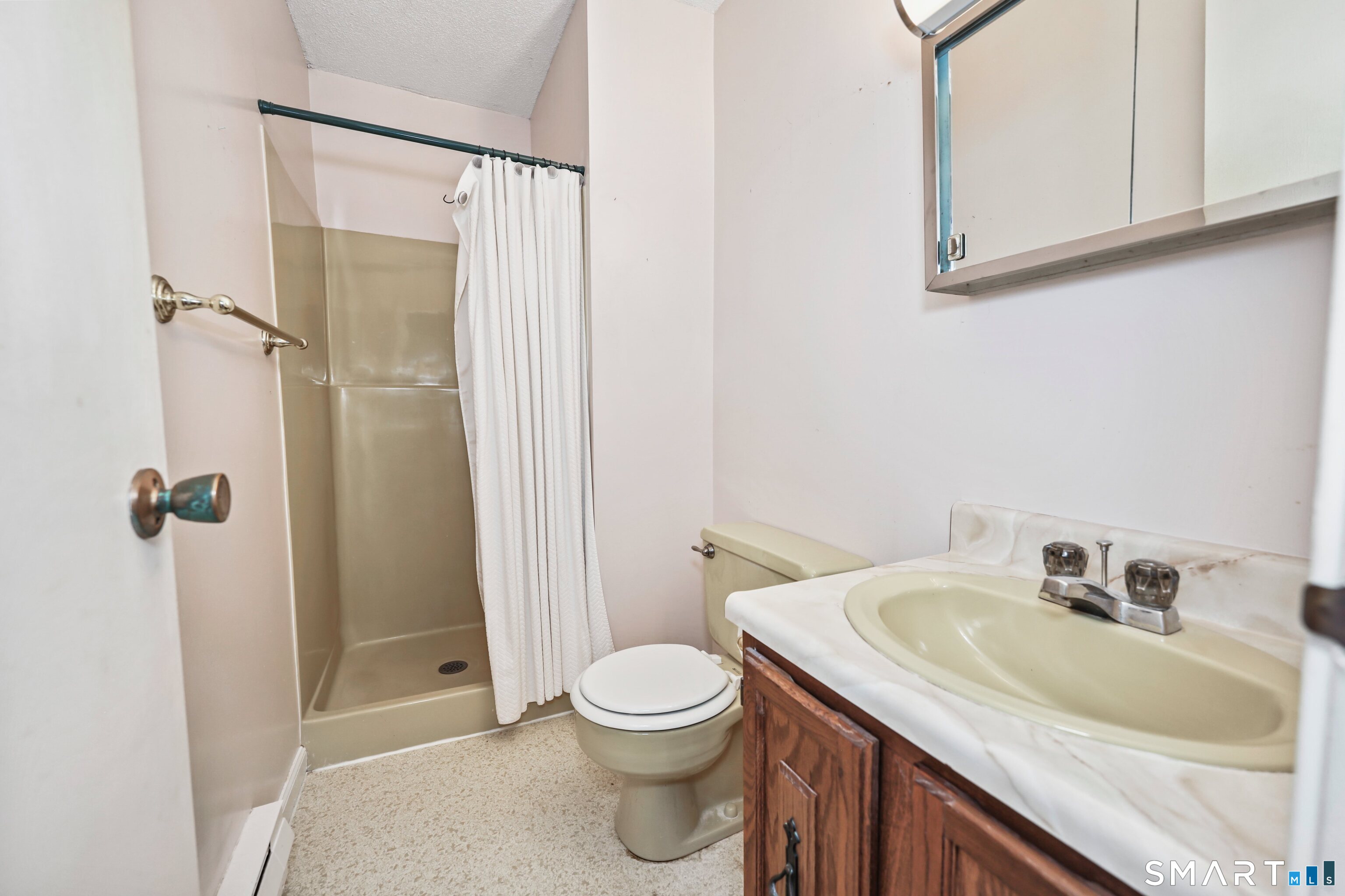 123 Queens Road, Unit 123 Torrington, CT 06790 - Photo 18 of 34 Full Bath in primary bedroom