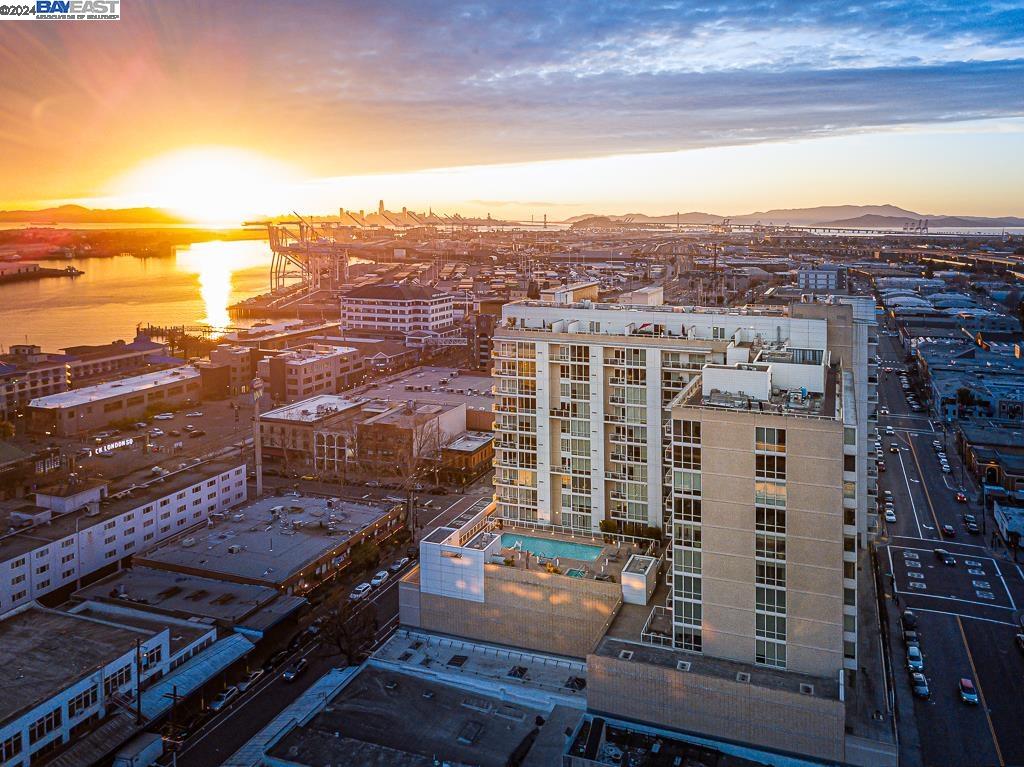 222 Broadway, Unit 1106 Oakland, CA 94607 - Photo 21 of 22 a view of a city with tall buildings