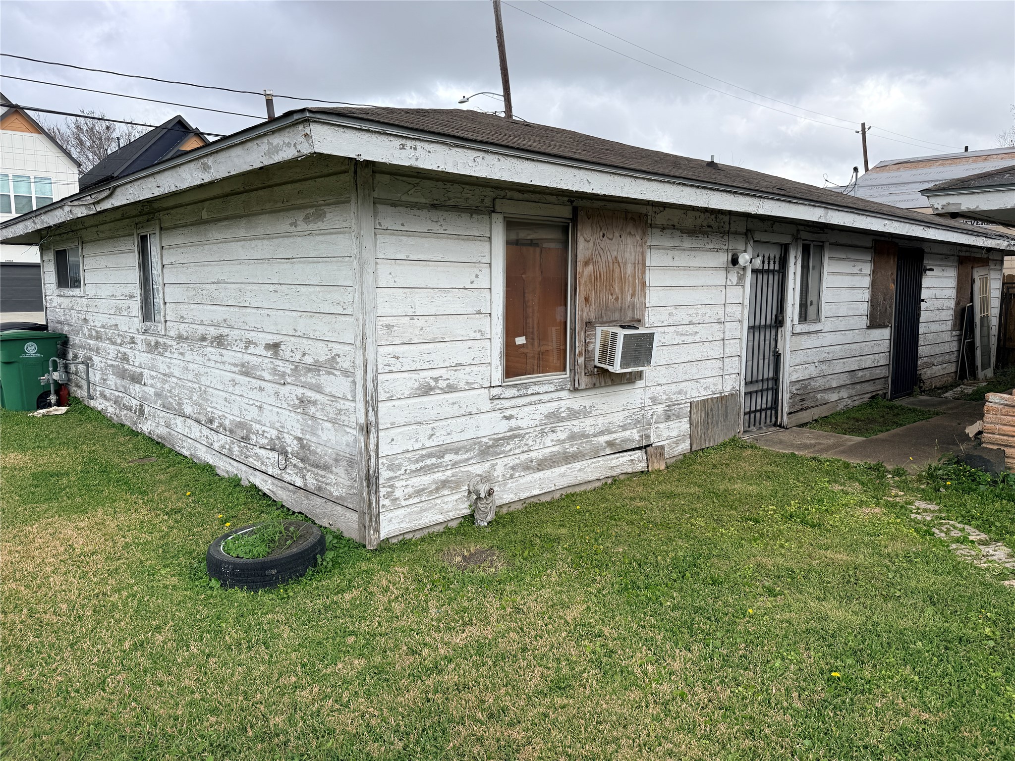 3804 Good Hope Street Houston, TX 77021 - Photo 5 of 7 a front view of a house with a yard