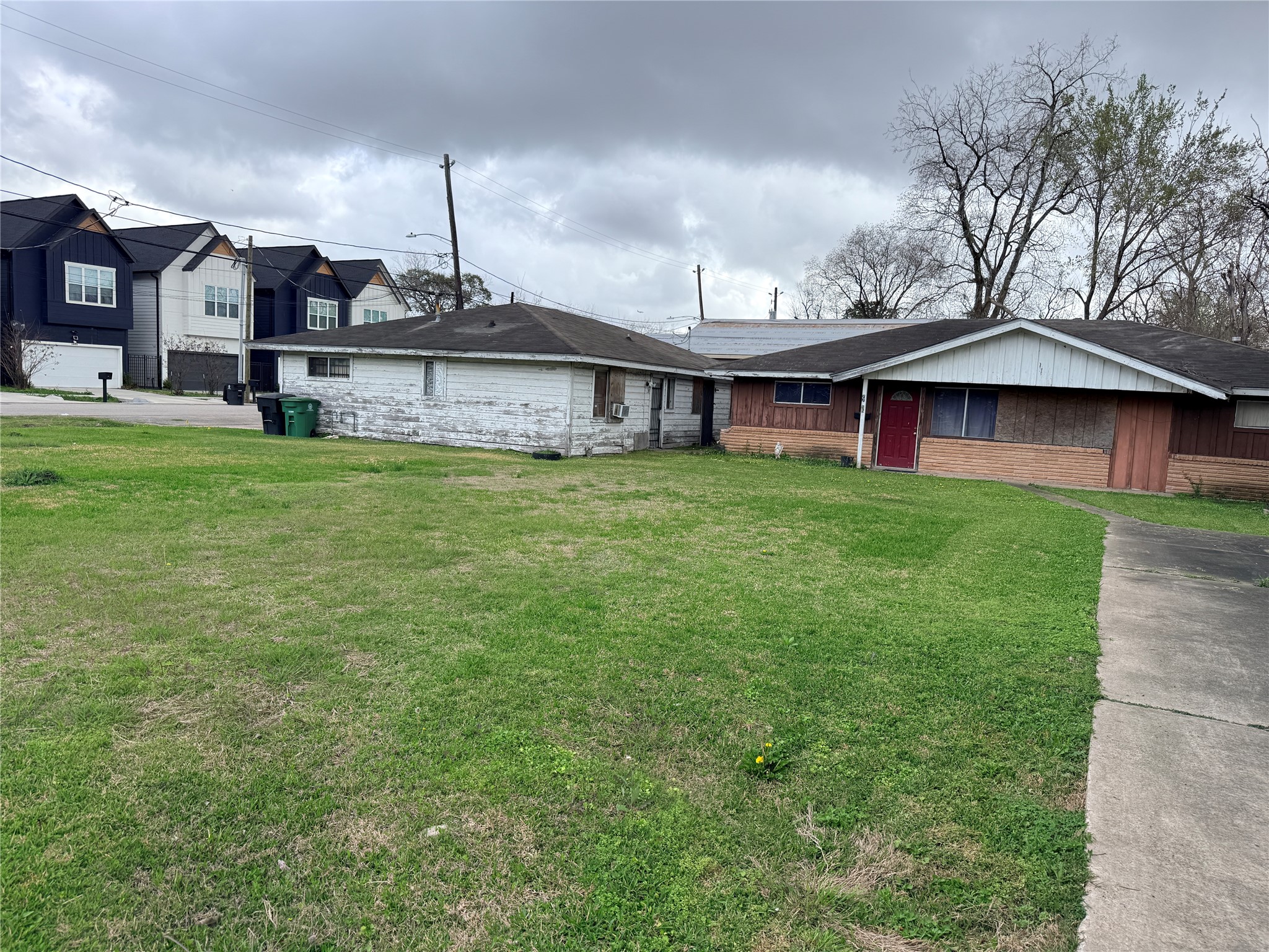 3804 Good Hope Street Houston, TX 77021 - Photo 6 of 7 a front view of a house with garden