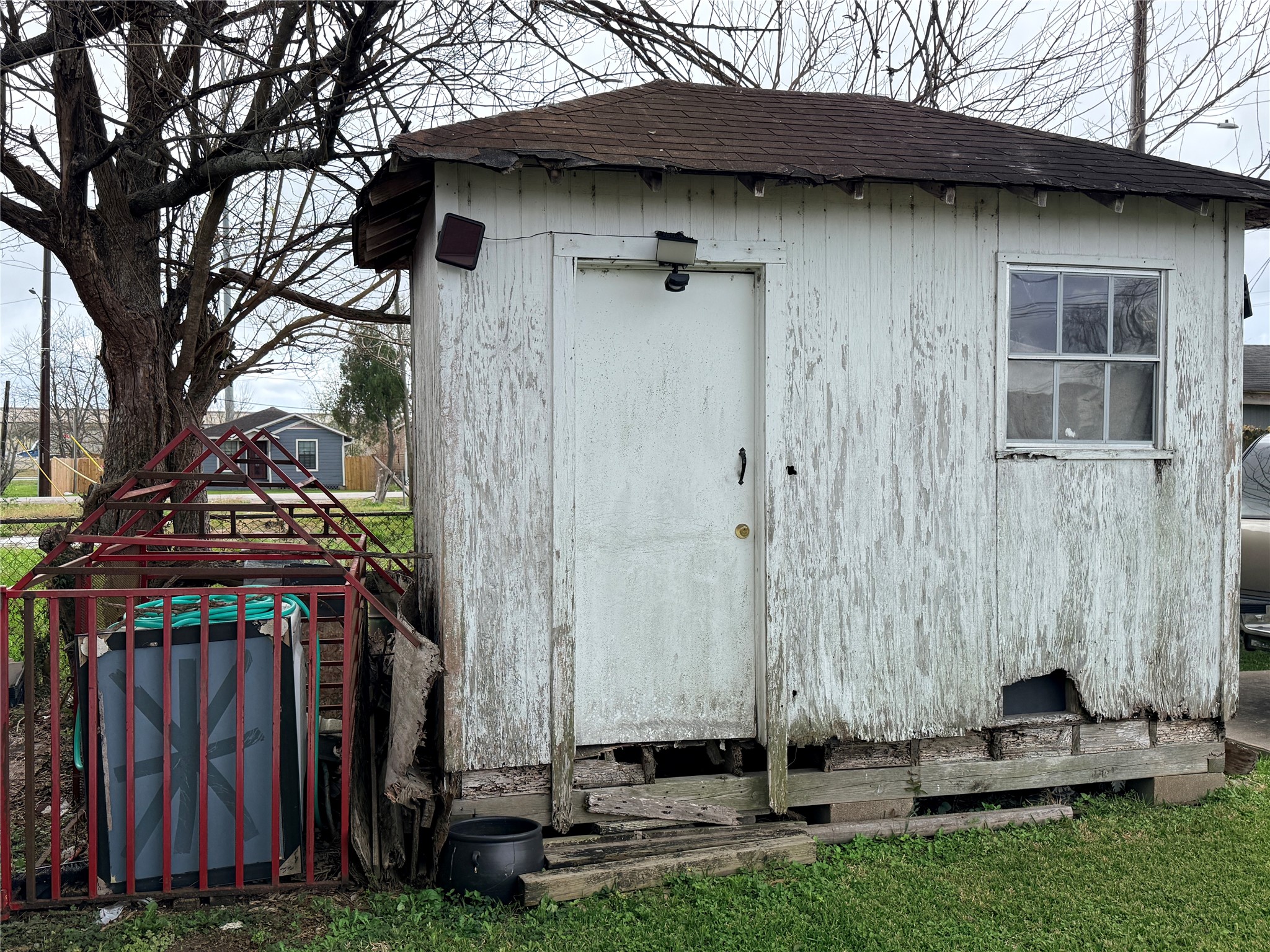3804 Good Hope Street Houston, TX 77021 - Photo 7 of 7 a view of a back yard of the house