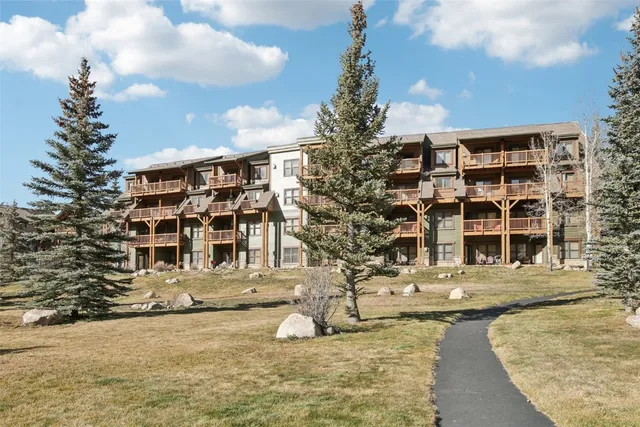 a view of a pathway both side of building