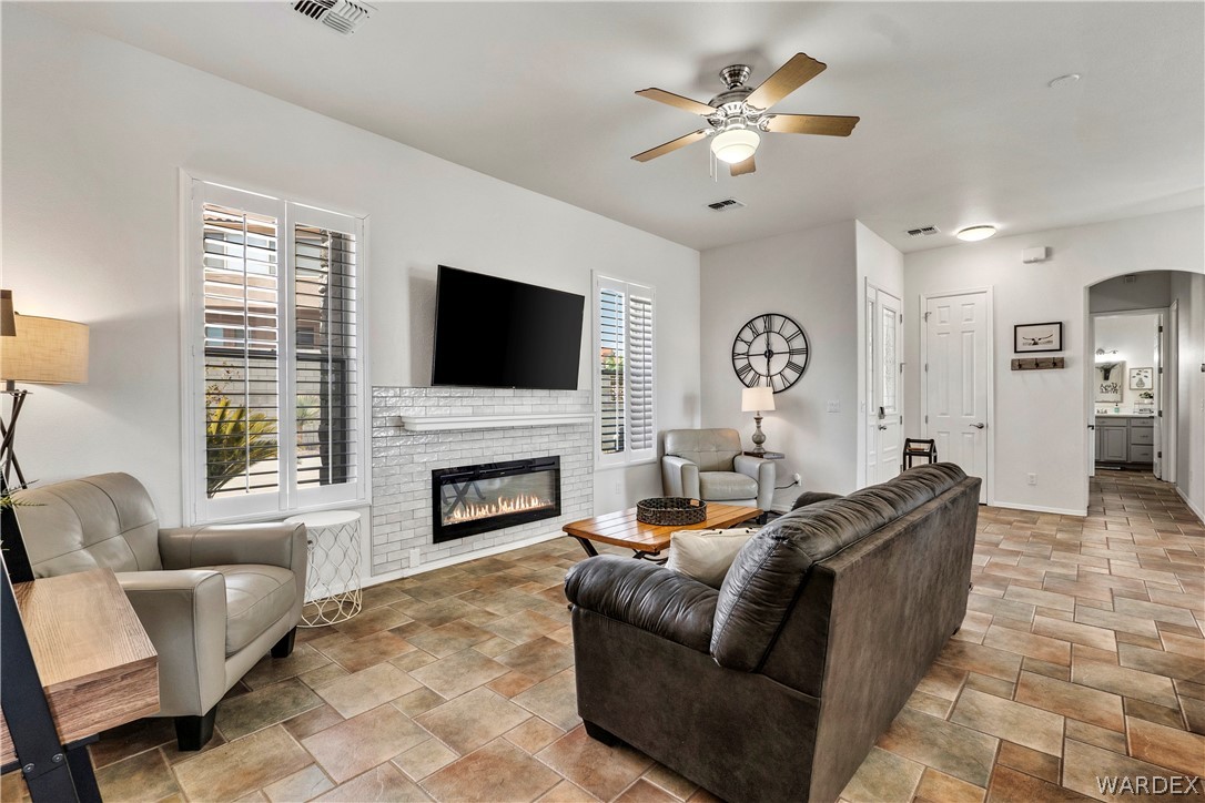 2013 Pegasus Ranch Road Bullhead City, AZ 86429 - Photo 17 of 63 Living Room