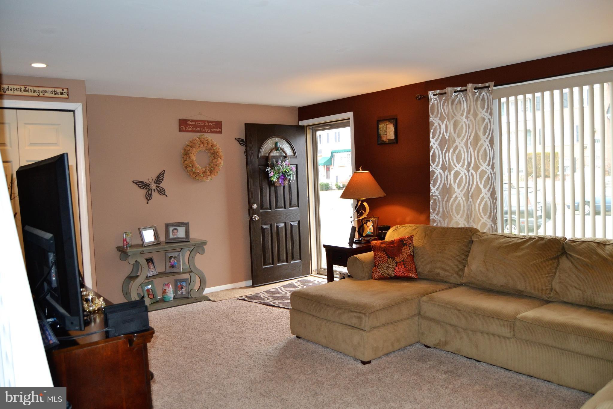 1015 Grovehill Road Baltimore, MD 21227 - Photo 2 of 21 Living Room