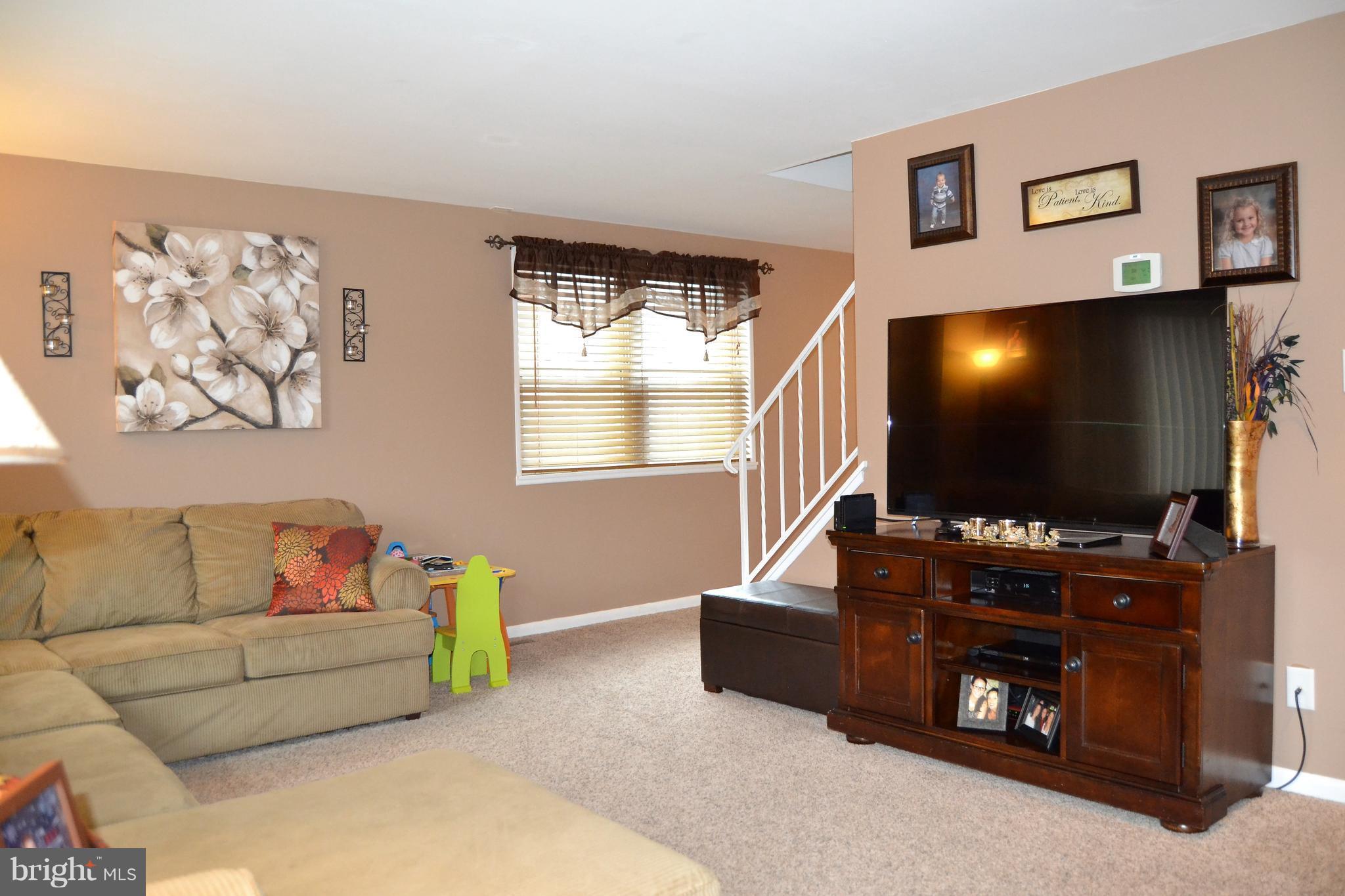 1015 Grovehill Road Baltimore, MD 21227 - Photo 3 of 21 Living Room
