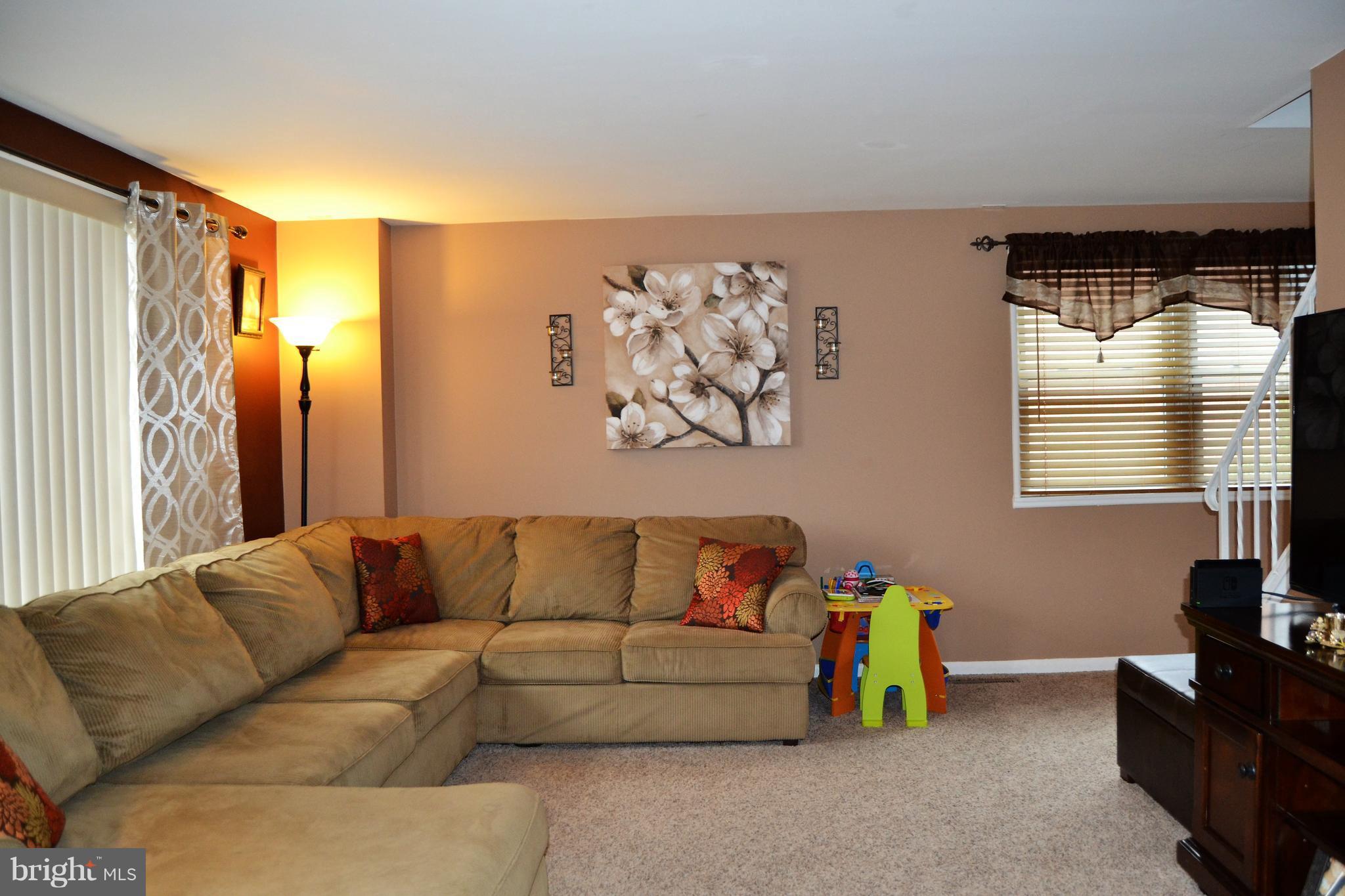 1015 Grovehill Road Baltimore, MD 21227 - Photo 4 of 21 Living Room