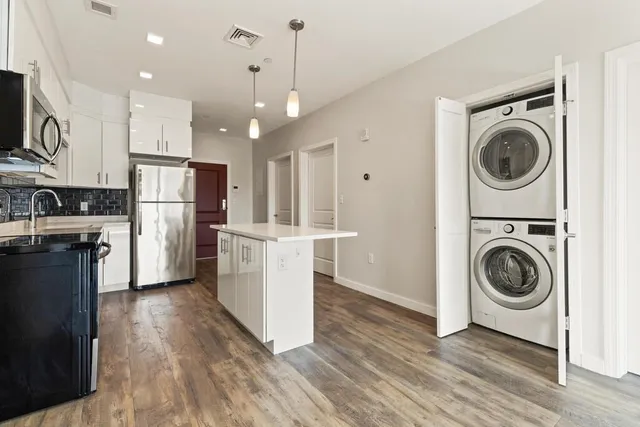 $4,100 | 10 Essex Street, Unit 302, Cambridge, MA 02139