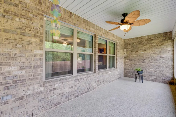 a view of a backyard