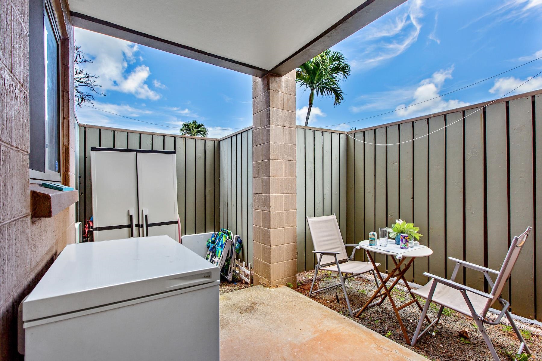 4310 Lower Honoapiilani Road, Unit 218 Lahaina, HI 96761 - Photo 11 of 30 a dining room with furniture and a potted plant