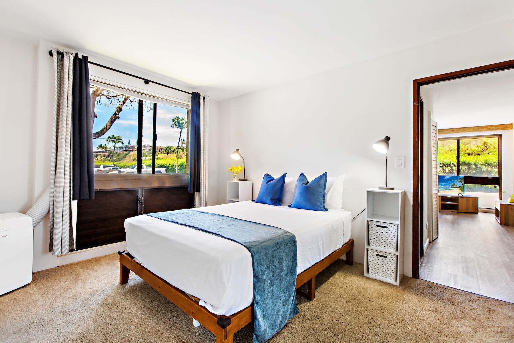 4310 Lower Honoapiilani Road, Unit 218 Lahaina, HI 96761 - Photo 18 of 30 a bedroom with a bed and a large window