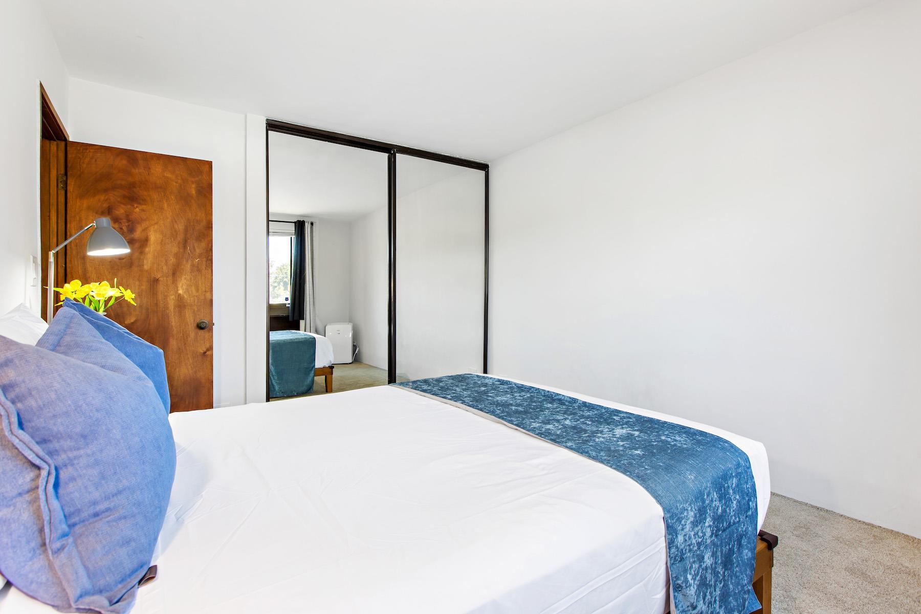 4310 Lower Honoapiilani Road, Unit 218 Lahaina, HI 96761 - Photo 20 of 30 a bed sitting in a bedroom and a mirror