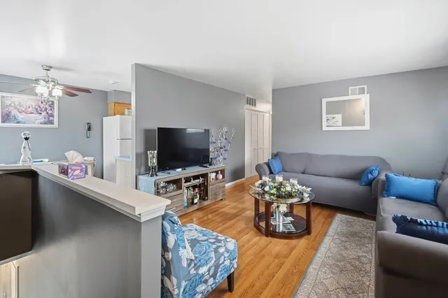 $240,000 | 1332 Alpine Court, Unit 1332, Wheeling, IL 60090