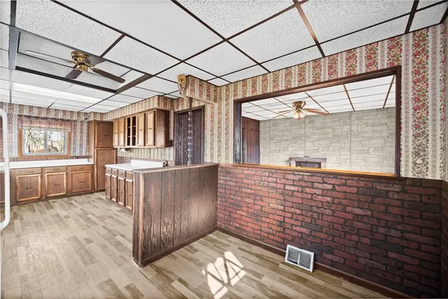 a view of empty room with window