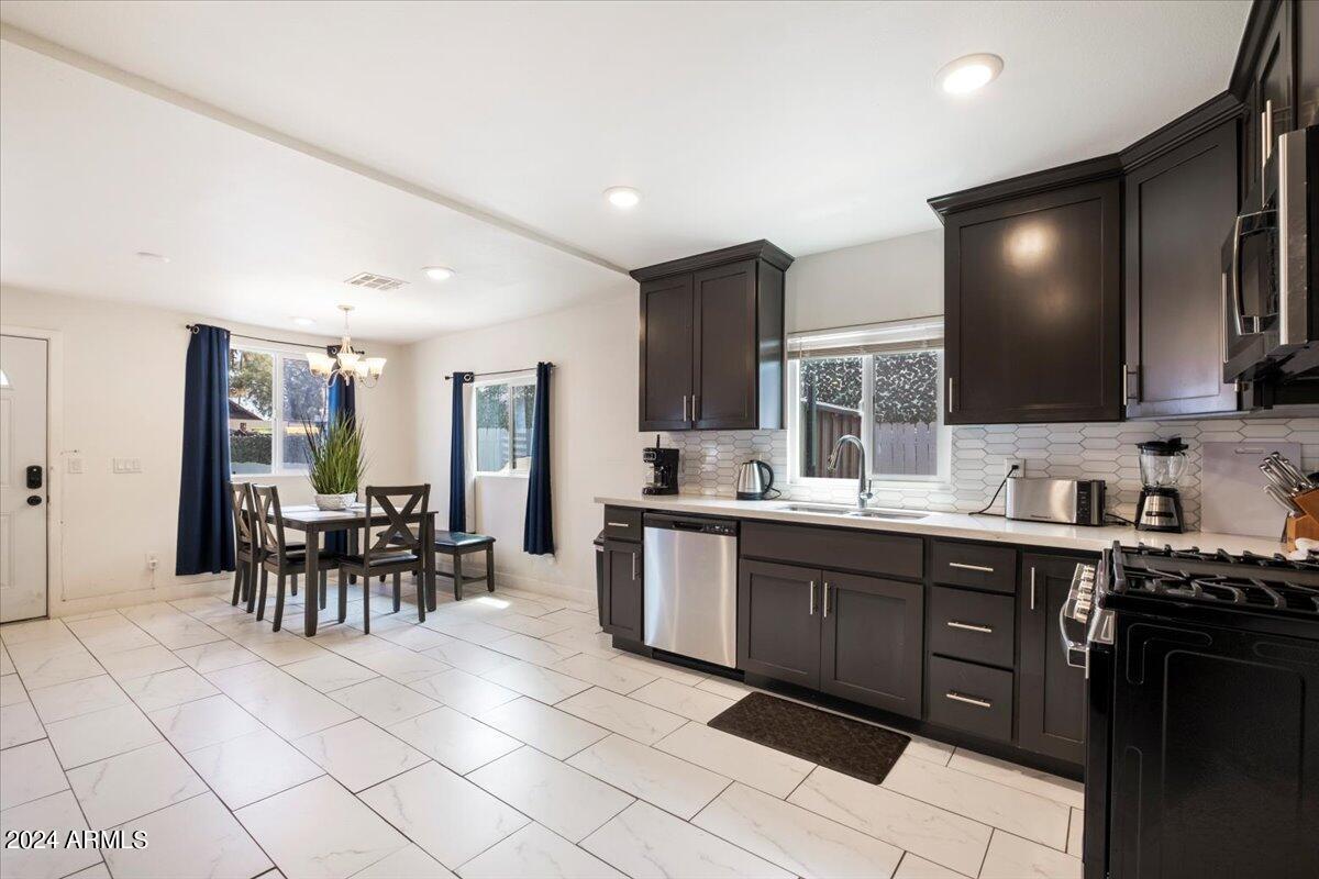 322 North 11th Place Phoenix, AZ 85006 - Photo 4 of 34 08-65312427