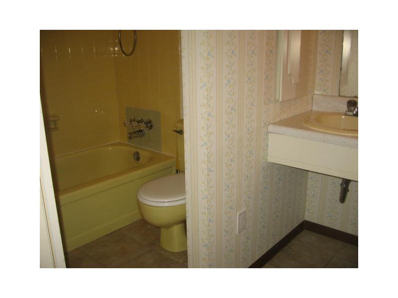 4075 Tuscarawas Road Beaver, PA 15009 - Photo 10 of 19 Full Bath. Tub and tile in very good condition. New floor