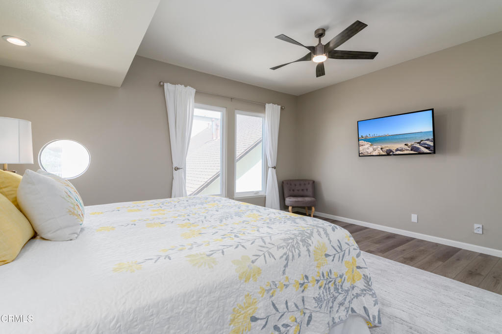 117 Santa Cruz Avenue Oxnard, CA 93035 - Photo 15 of 35 a bedroom with a bed and a painting on the wall