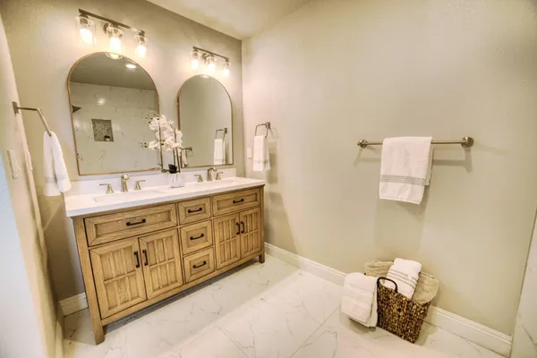 $400,000 | 1712 West 5th Street, Madera, CA 93637