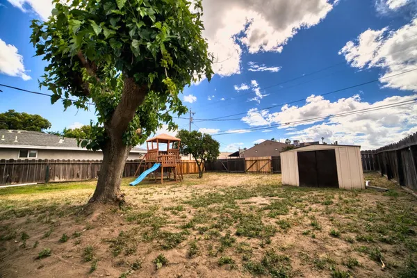 $400,000 | 1712 West 5th Street, Madera, CA 93637