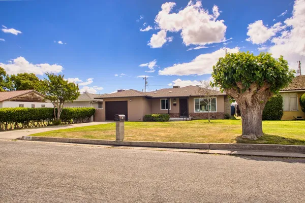 $400,000 | 1712 West 5th Street, Madera, CA 93637
