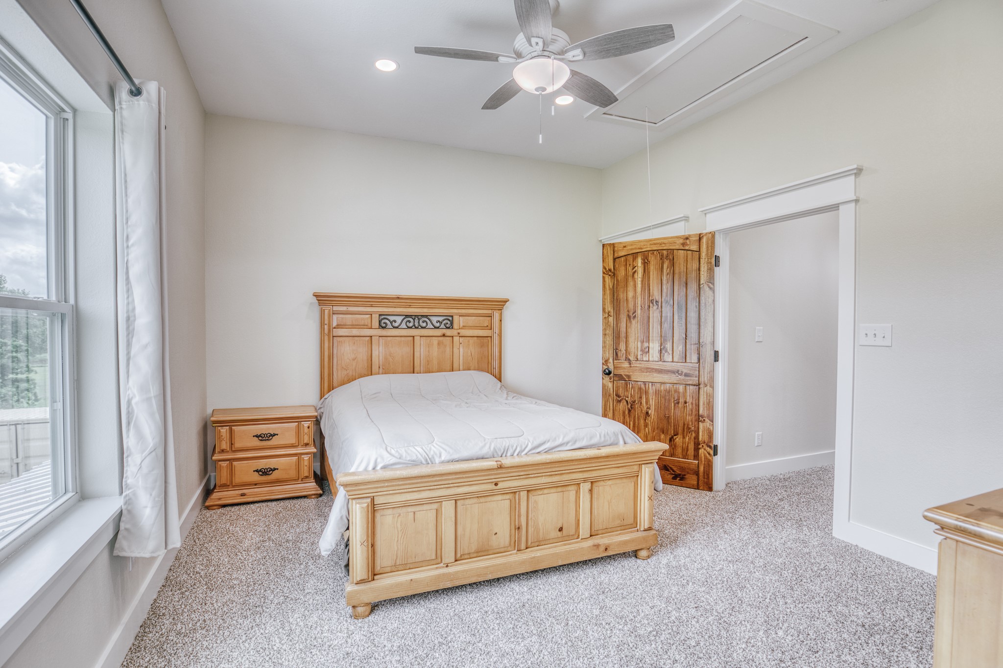38261 Fm 1736 Road Hempstead, TX 77445 - Photo 31 of 43 Upstairs bedroom with ensuite bathroom