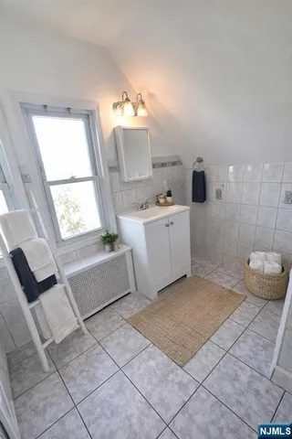 $2,850 | 438 Devon Street, Unit 2, Kearny, NJ 07032