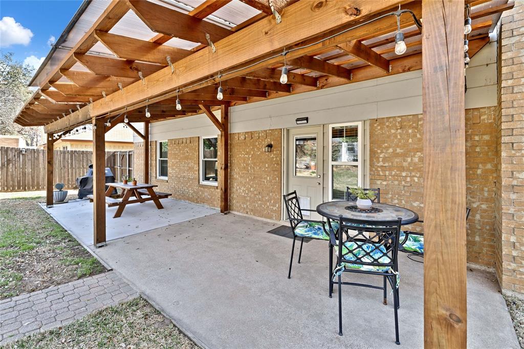 2609 Quail Ridge Irving, TX 75060 - Photo 27 of 39 a view of a livingroom with furniture and a window
