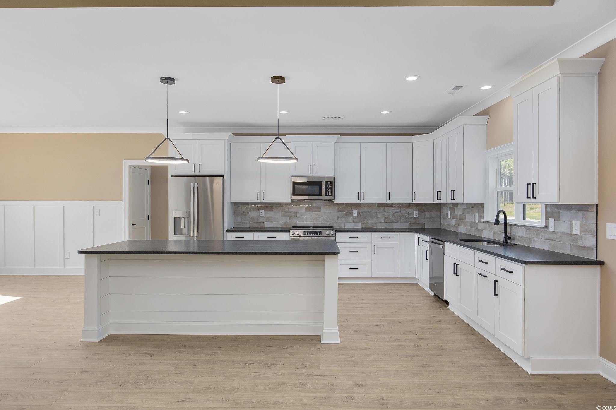 6914 Pauley Swamp Road Conway, SC 29527 - Photo 11 of 40 Kitchen featuring a kitchen island, appliances wit