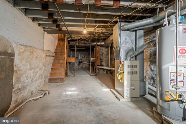 a view of entryway with a room