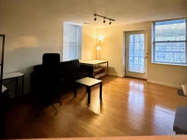 $1,100 | 5696 Kingsbury Avenue, Unit 302, St. Louis, MO 63112