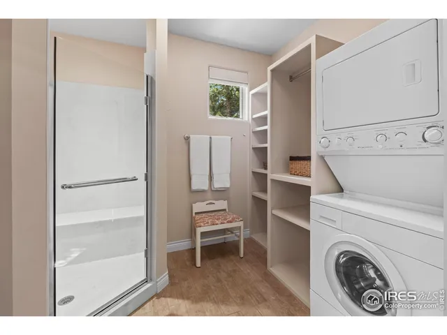 a view of kitchen with washer and dryer