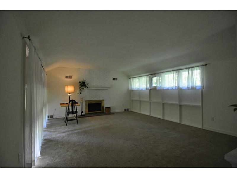 735 Field Club Road Pittsburgh, PA 15238 - Photo 3 of 24 Living Room.