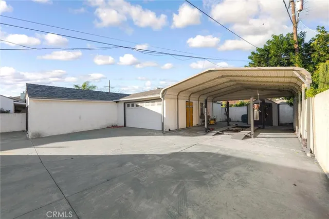 a view of a house with backyard