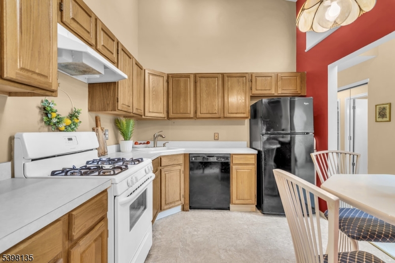 212 Larch Lane Mahwah, NJ 07430 - Photo 12 of 29