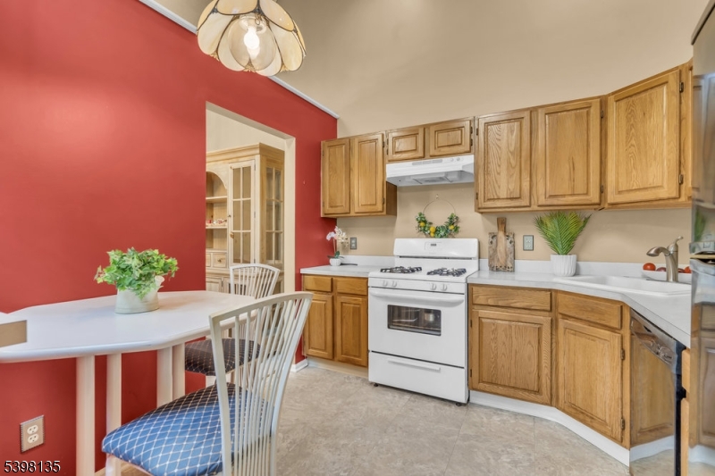 212 Larch Lane Mahwah, NJ 07430 - Photo 13 of 29